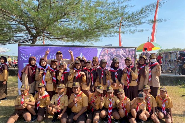 Siswa SD Negeri Pacing Mengikuti Upacara Hari Pramuka di Lapangan Canan