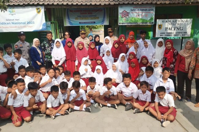 Penandatangan Deklarasi Anti Bullying SDN Pacing Bersama Kapolsek Wedi