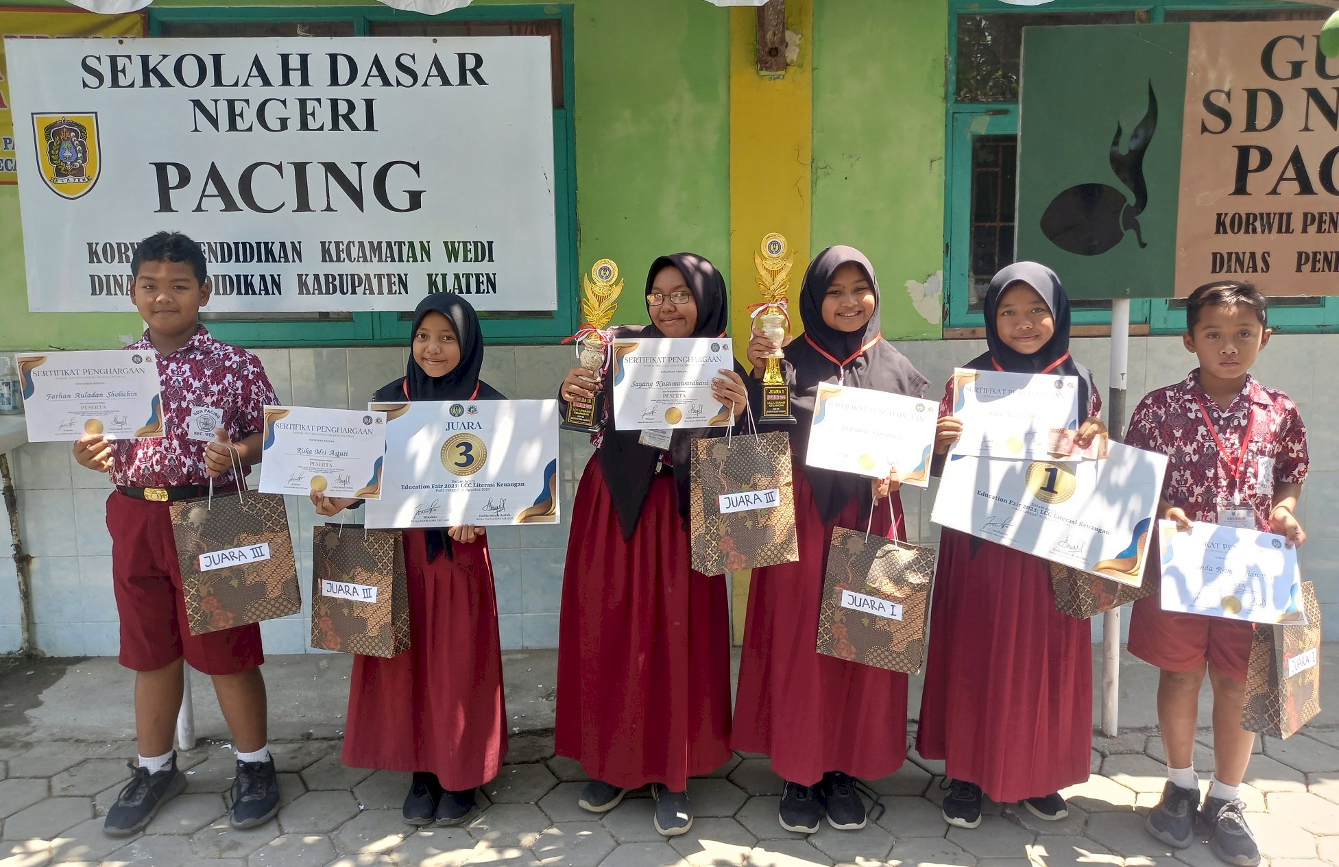 Siswa SDN Pacing Sabet Juara di LCC Literasi Keuangan KKNM UNY di Desa Brangkal