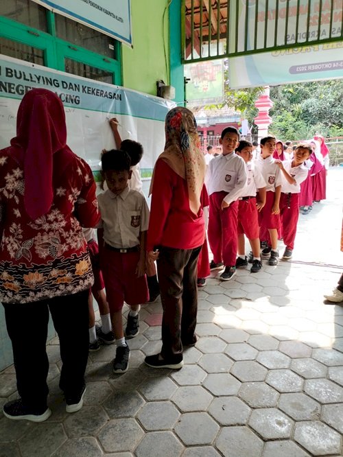 Penandatangan Deklarasi Anti Bullying SDN Pacing Bersama Kapolsek Wedi