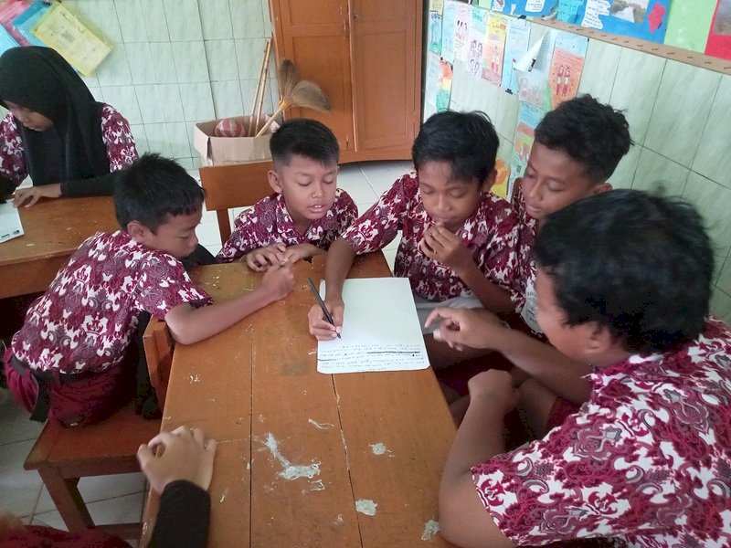 Kelas VI SDN Pacing Hasilkan Antologi Cerpen